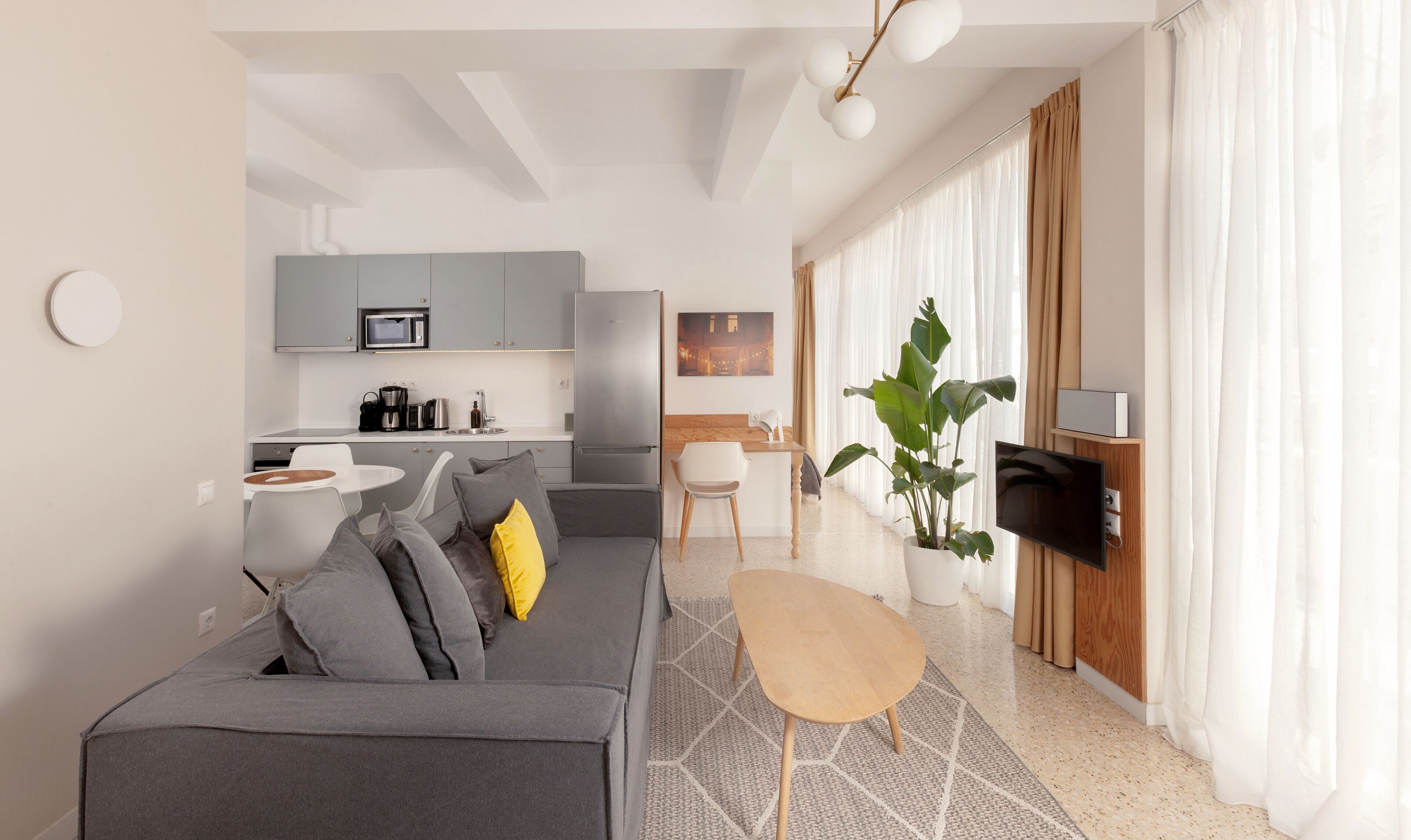 Deluxe Suite (P1 / P2) | Living area | Smart TV, books, stereo