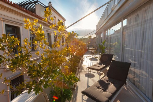 The Marble Suites, PLAKA