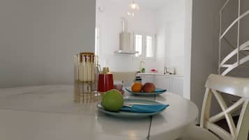Apartment, 2 Bedrooms | Ruang tamu | TV Pintar