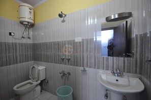 Shower, slippers, towels - Hotel Sidharth Regency (Shimla)
