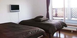 5 bedrooms, desk, free WiFi, bed sheets
