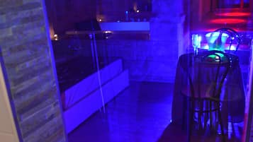 Suite, Bathtub | Bathroom | Hair dryer, bidet, towels