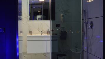 Deluxe-Suite, Badewanne | Badezimmer | Haartrockner, Bidet, Handtücher