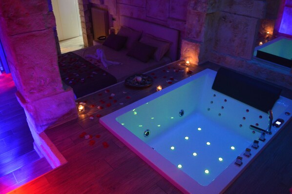 Suite, bañera | Minibar, sistema de insonorización, wifi gratis y ropa de cama