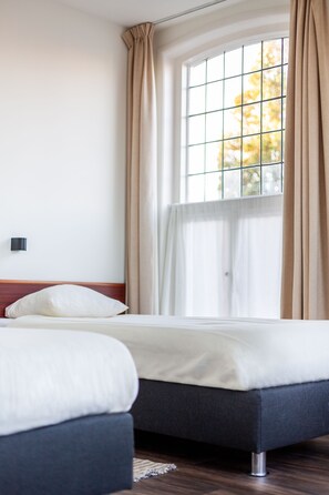 Habitación con 2 camas individuales, no fumadores | Tabla de planchar con plancha, wifi gratis, ropa de cama