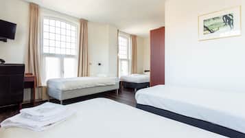 Tabla de planchar con plancha, wifi gratis y ropa de cama
