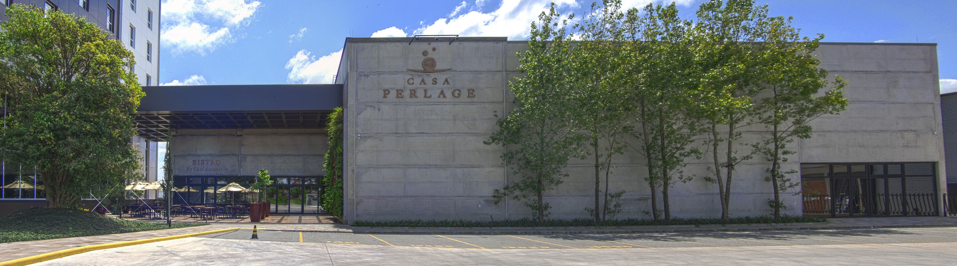 Un edificio con un letrero que dice "Casa Perlage" y un "Bistro By Chef Antoniais" al lado.