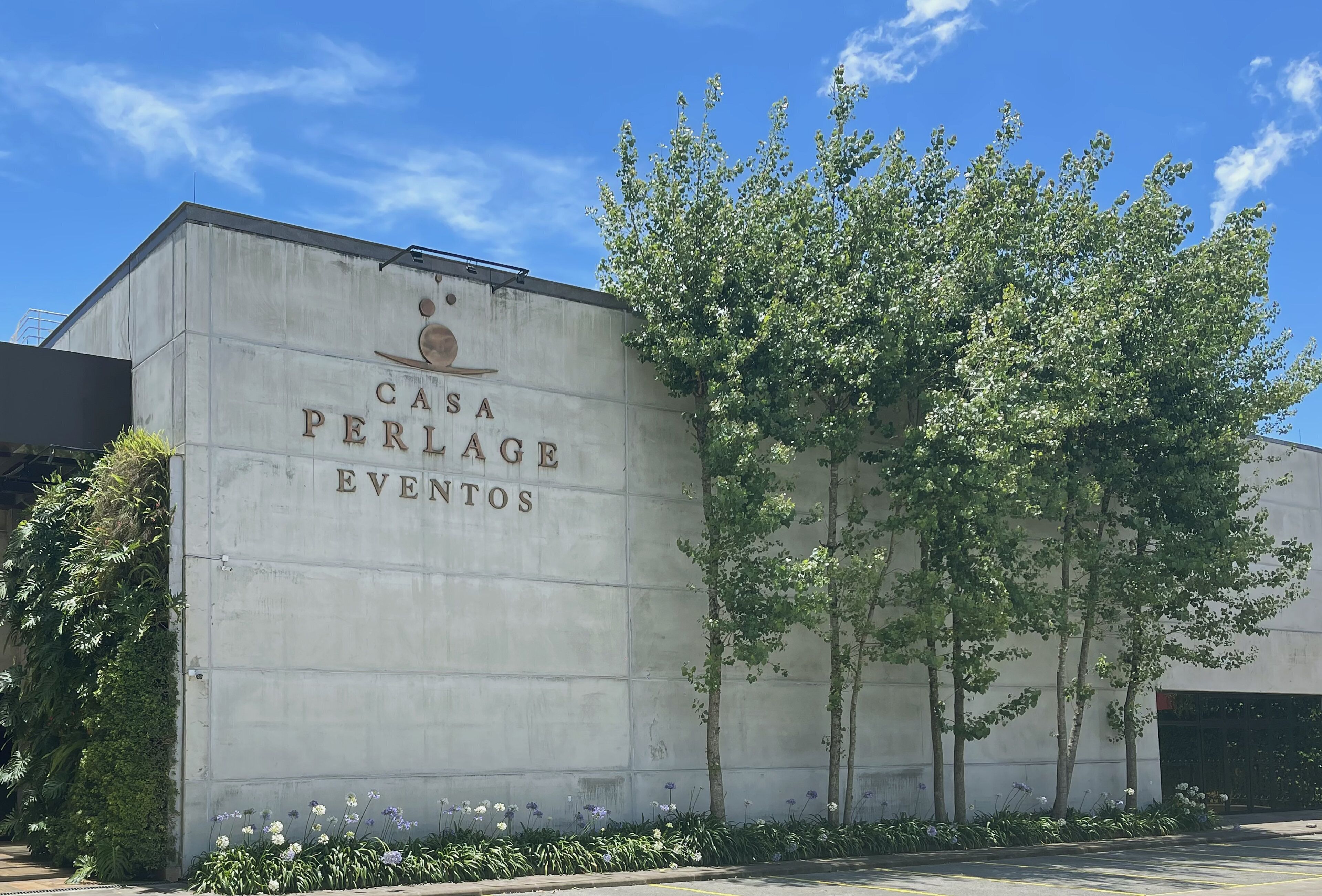 Un edifici amb un cartell que diu "Casa Perlage Eventos".