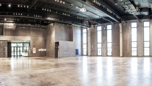 A spacious, modern interior with large windows, a high ceiling, and a polished concrete floor. - Holiday Inn Express Farroupilha by IHG (Farroupilha)