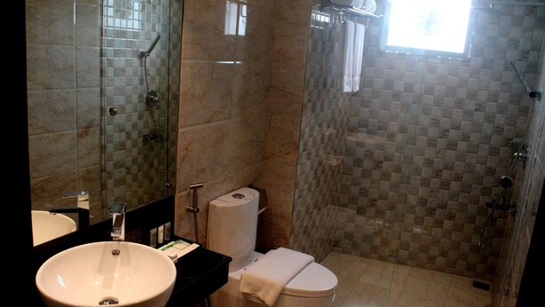 A bathroom with a sink, toilet, and shower. - Hotel X (Pirozali)