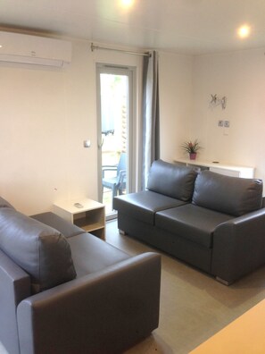 Mobile Home (Key West) | Living area | Flat-screen TV - Camping Le Botanic (Fabregues)