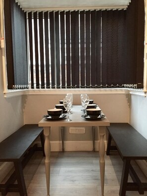 Lemari es, microwave, kompor, dan mesin pembuat kopi/teh