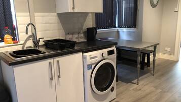 Appartement | Cuisine privée | Réfrigérateur, micro-ondes, plaque de cuisson, cafetiÚre/bouilloire