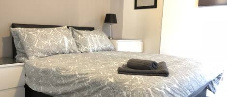 Samuel Place | 5 bedrooms, iron/ironing board, free WiFi, bed sheets