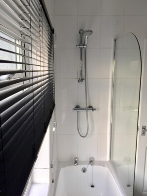 Amenidades de baño gratuitas, toallas, jabón, shampoo 