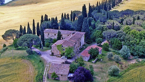 A rural villa with a courtyard, surrounded by trees and fields. - Il Poggio B&B (Scandicci)