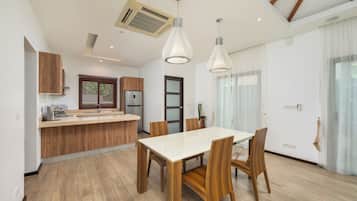 Villa | Eigene KĂŒche | GroĂer KĂŒhlschrank, Mikrowelle, Ofen, Herdplatte