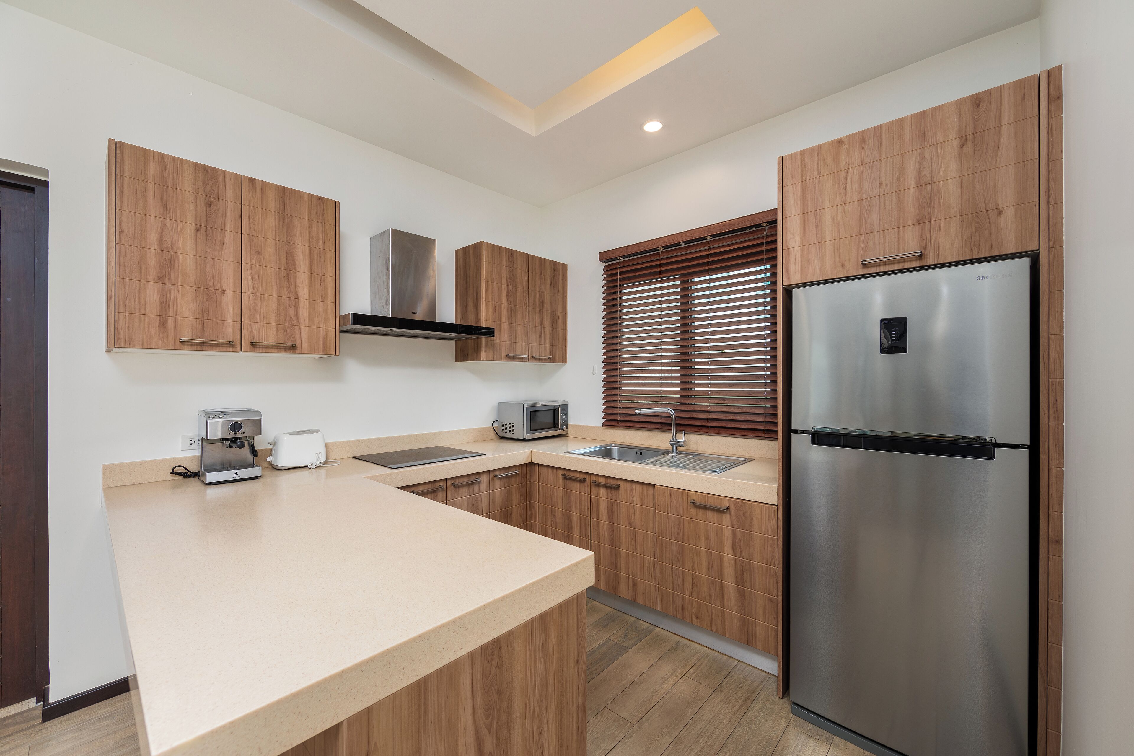 Huvila | Yksityinen keittiö | Täysikokoinen jääkaappi, mikroaaltouuni, uuni, liesi