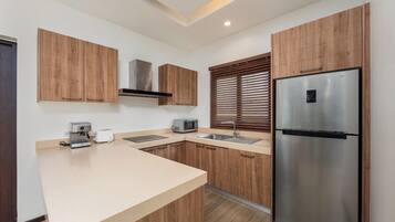 Huvila | Yksityinen keittiö | Täysikokoinen jääkaappi, mikroaaltouuni, uuni, liesi