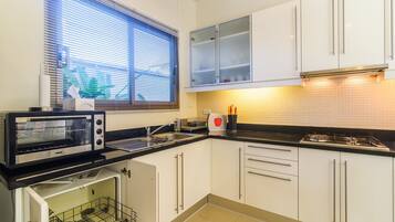 Villa, 3 habitaciones | Cocina privada | Frigorífico grande, microondas, placa de cocina y lavavajillas