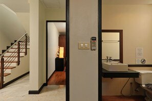 Traditional-Villa, 4 Schlafzimmer, Poolblick | Badezimmer
