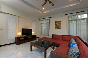 Villa, 4 chambres | Coin séjour | Télévision à écran plat de 35 pouces avec chaînes par câble, télévision