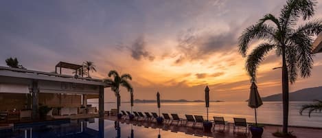 Outdoor pool, pool umbrellas, sun loungers