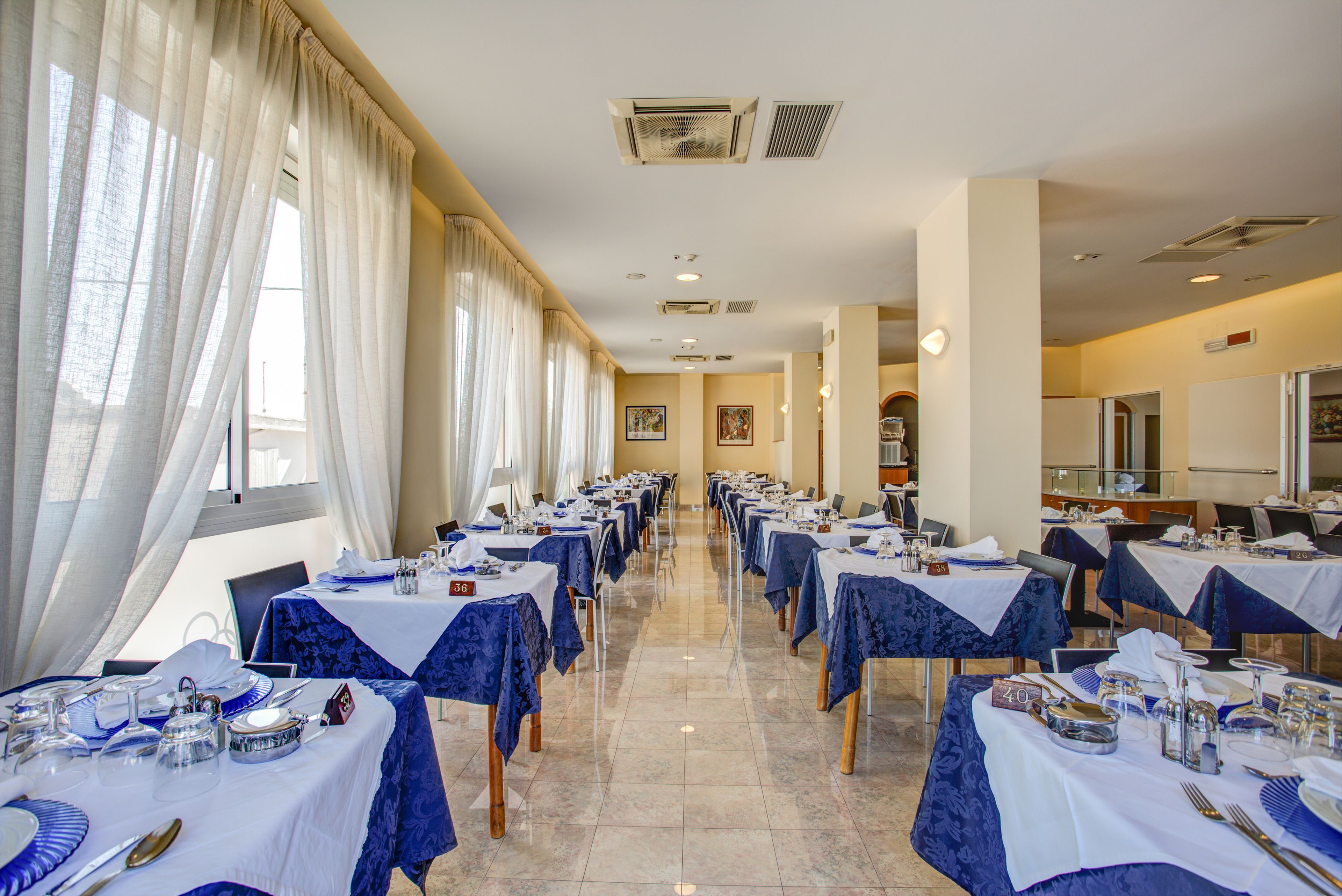 Servizio di colazione, pranzo e cena