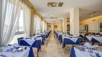 Servizio di colazione, pranzo e cena