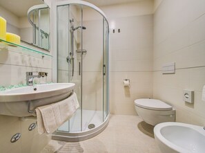 Double Room | Bathroom | Shower, free toiletries, hair dryer, bidet - Hotel Olympia (Gabicce Mare)