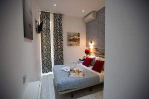 In-room safe, desk, free WiFi, bed sheets - Hostal Adis (Madrid)