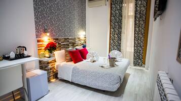 Chambre Double Classique, balcon | Coffres-forts dans les chambres, bureau, Wi-Fi gratuit, draps fournis