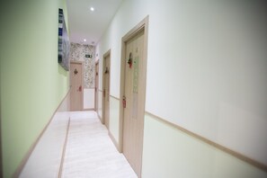 Flat-screen TV - Hostal Adis (Madrid)