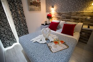 In-room safe, desk, free WiFi, bed sheets - Hostal Adis (Madrid)