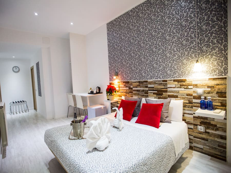 Quarto casal clássico, sacada | Cofres nos quartos, escrivaninha, Wi-Fi de cortesia, roupa de cama