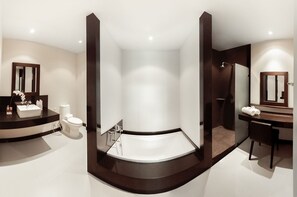 Villa | Bathroom | Free toiletries, hair dryer, bidet, towels