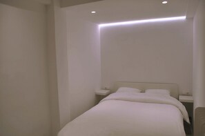 2 habitaciones, tabla de planchar con plancha y cunas gratuitas 