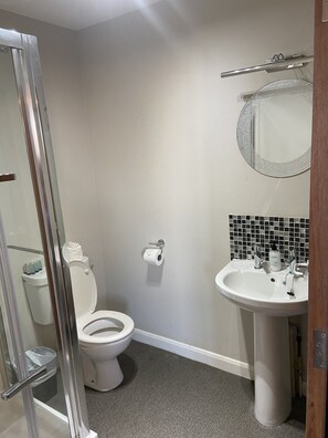 Triple Room, Ensuite (Triple/Superking) | Bathroom | Shower - The Jolly Drayman Pub and Hotel (Gravesend)