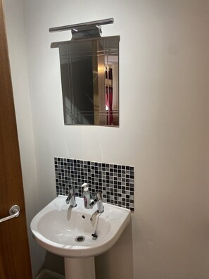 Double Room, Ensuite | Bathroom | Shower - The Jolly Drayman Pub and Hotel (Gravesend)