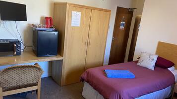 Habitación triple, baño privado (Triple/Superking) | Tabla de planchar con plancha