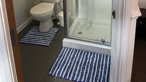 A bathroom with a glass-enclosed shower, a toilet, and a bidet. - The Jolly Drayman Pub and Hotel (Gravesend)
