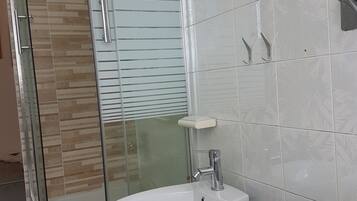 Appartamento, 1 camera da letto | Bagno | Doccia, soffione a pioggia, set di cortesia gratuito, asciugacapelli