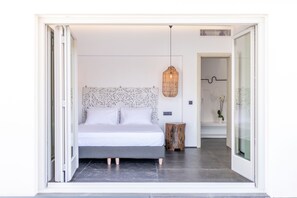 Gem Suite, outdoor hot tub | Premium bedding, in-room safe, desk, soundproofing - Aegean Gem (Santorini)