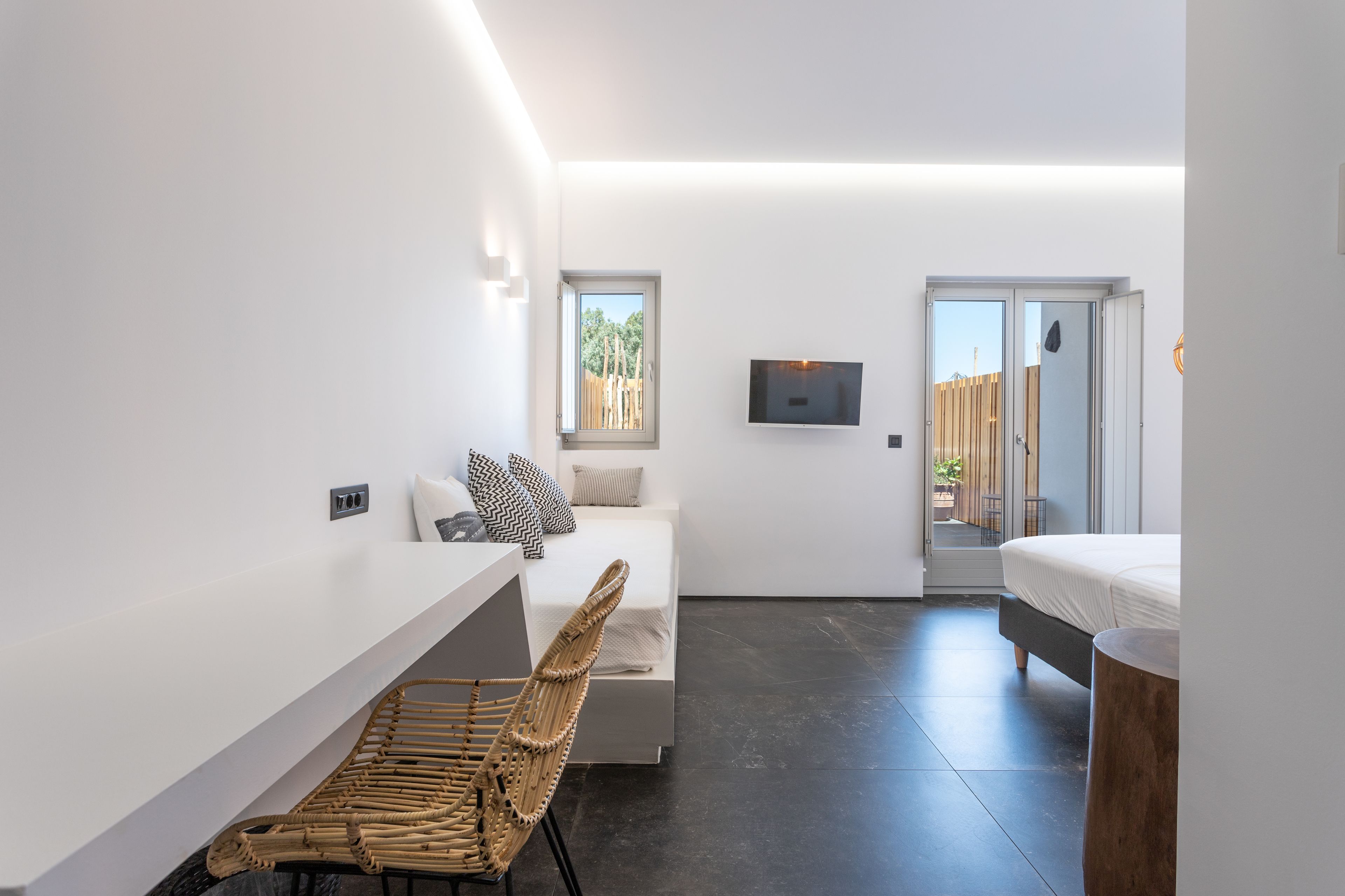 suite, hot tub | premium bedding, in-room safe, desk, soundproofing