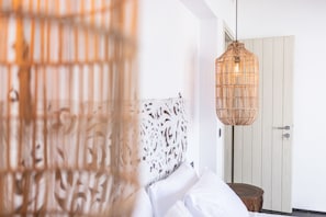 Gem Suite, outdoor hot tub | Premium bedding, in-room safe, desk, soundproofing - Aegean Gem (Santorini)