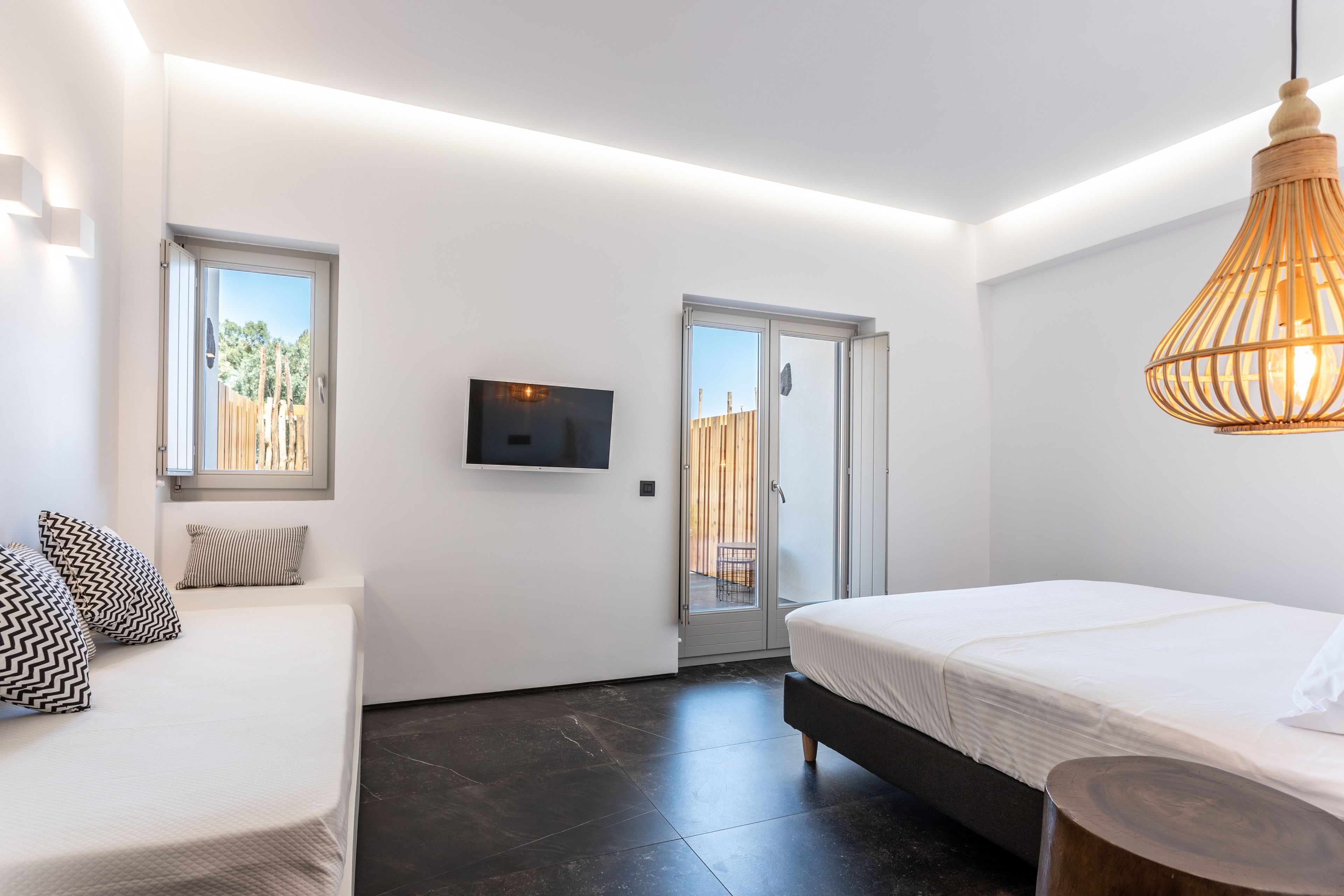 suite, hot tub | premium bedding, in-room safe, desk, soundproofing