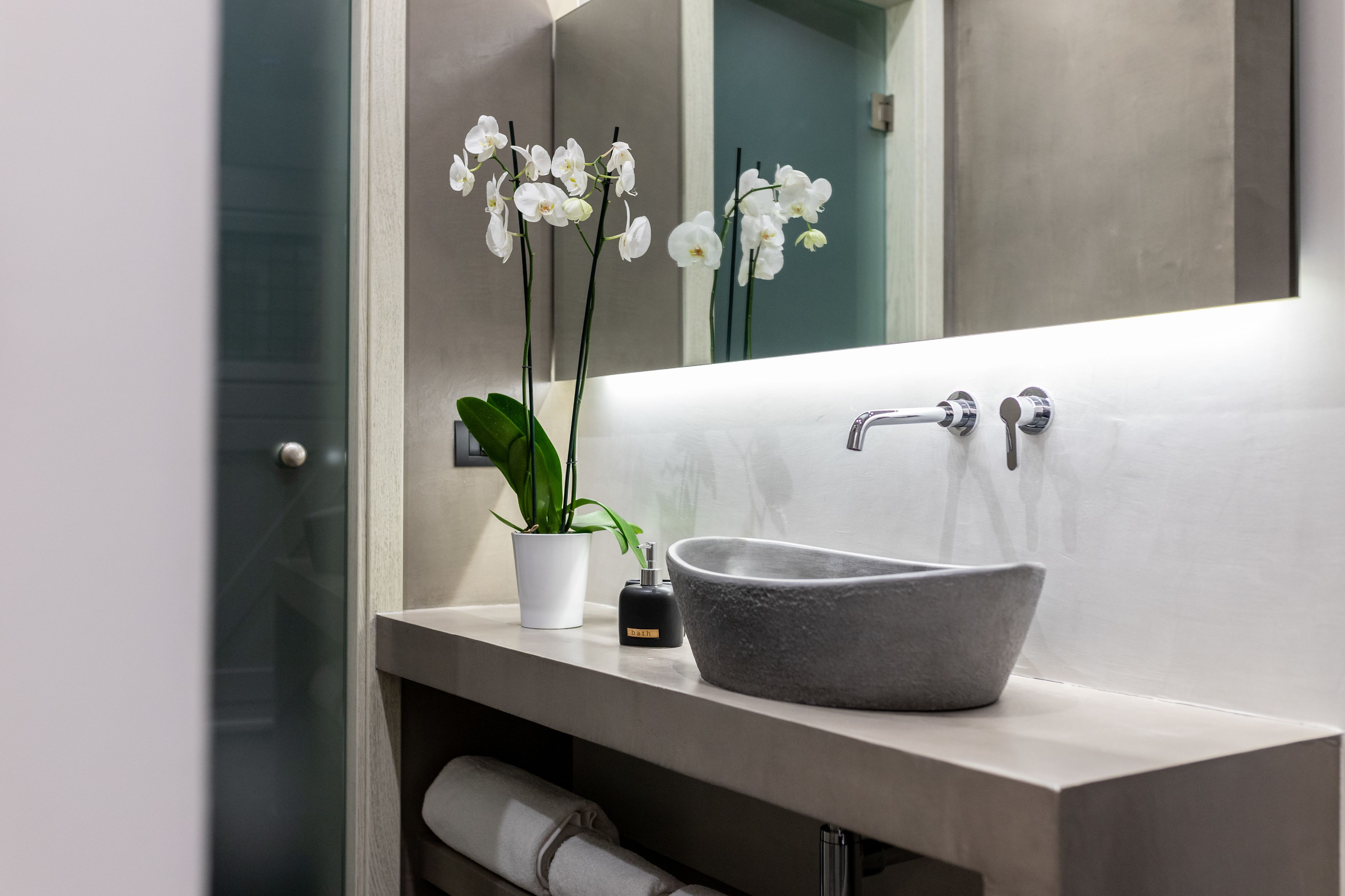 suite | bathroom sink