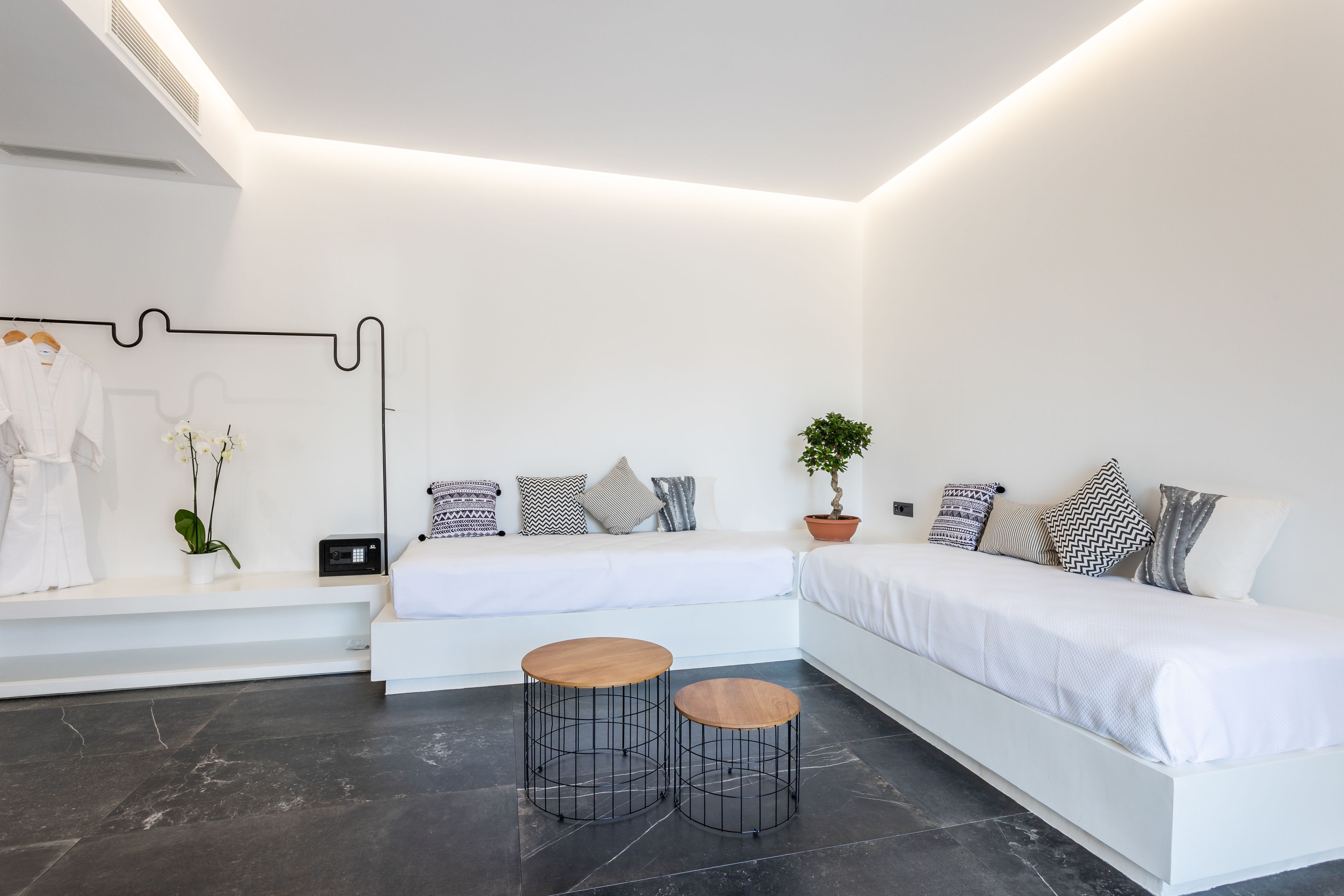 suite, hot tub (gem) | living area | 32-inch flat-screen tv with digital channels, tv