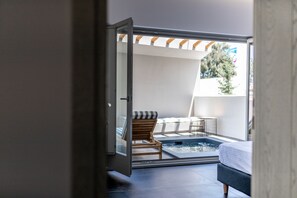 Gem Suite, outdoor hot tub | Premium bedding, in-room safe, desk, soundproofing - Aegean Gem (Santorini)