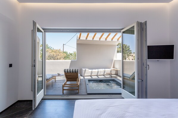 Gem Suite, outdoor hot tub | Premium bedding, in-room safe, desk, soundproofing - Aegean Gem (Santorini)